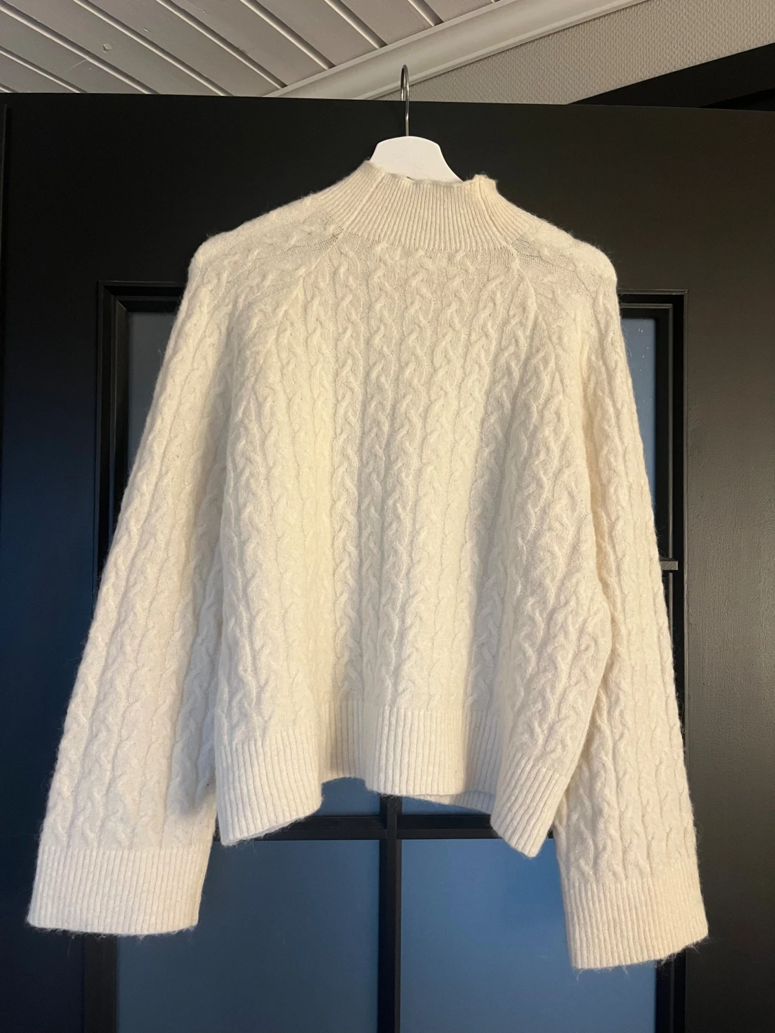 Vit stickad tröja från Carin Wester