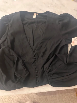 Svart blus från Nelly - Elegant blus med fina detaljer ny med prislapp på