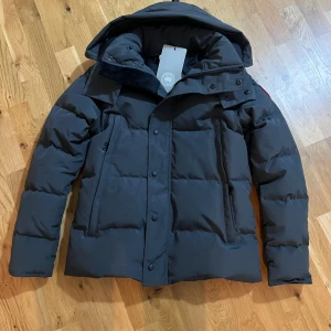 Canada Goose jacka grå, red label - ny syorlek M kommer med päls och väska. En box finns också om man vill ha.