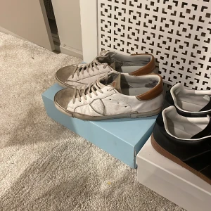 Phillippe model skor  - Säljer dessa tvär snygga och stilrena Phillippe model skor för ett bra pris dem är i storlek 44, men skorna är i dåligt skick då sulan har lossnat på högra skon och på sidan på vänstra skon har det ett hål. Hör av er vid frågor!!💯🍾