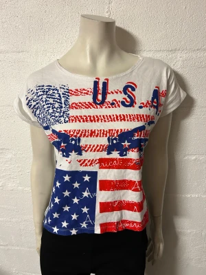 Lite kortare topp i onesize - Helt ny topp i storlek onesize, men är lite rymlig. Material i stretchig bomullstrikå.