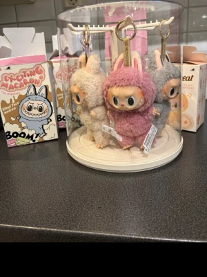 Labubu  - 4st labubu + ställ till dom. Nu är det dags att säga förväl till mina älskade labubus då jag ej har plats för dom längre. 3st från serien macaron. 1• soyamilk 2• lychee berry 3• sesam bean & 1st från have a seat serien 1• zizi. Alla är äkta, alla boxar kvar Scan koder finns bara att skriva för fler bilder. Allt säljs för 4000:-, säljes ej separat & detta är mitt pris 🤍 • Instagram: Ginise  #labubu