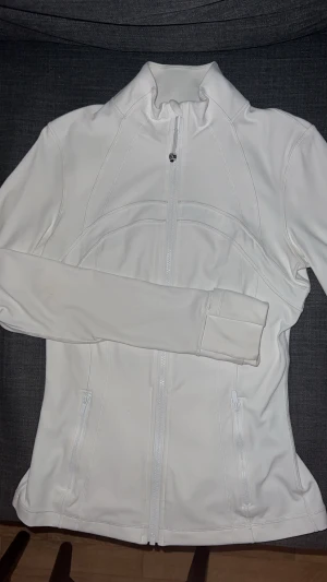 Lululemon Define - Säljer denna vita Define-jacka från Lululemon. Använd ett fåtal gånger i storlek 6🥰  Säljs för det fastställda priset!