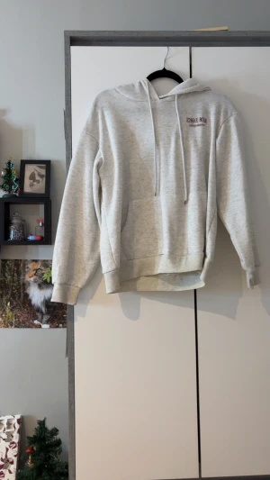 Ljusgrå hoodie  - Ljusgrå hoodie med tryck 