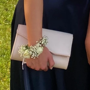 Balväska - Stilren beige kuvertväska. Perfekt för bal och student. 