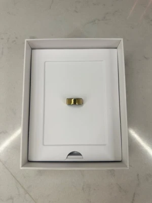 Ultrahuman Ring Air Gold - Storlek 7. Alla tillbehör såsom laddare medföljer. Nypris 3700 kr.