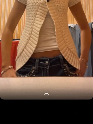 Vit stickad kofta med kort ärm - Super söt och trendig stickad kofta.