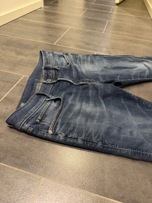 G-star Raw 3301 jeans - Tjena säljer dessa riktigt feta g-star raw jeansen i storlek W32/L32, perfekta och går aldrig ur stil, jättefin modell och färg. Tveka inte på att skriva vid intresse!