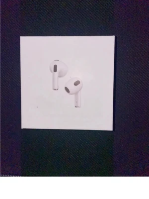 AirPods 3 - Säljer ett par Apple AirPods 3 med MagSafe-laddningsetui. Hörlurarna och etuiet är i nytt skick, inga synliga repor eller skador. Är oanvända. Levereras med originalförpackning. Perfekt för trådlös musik och samtal med hög ljudkvalitet och smidig laddning.