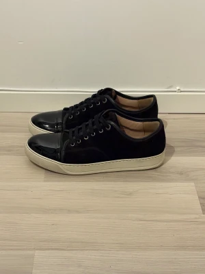 Lanvins glans - Svarta Lanvins med glans | Storlek - uk8/42, stora i storlek så passar bäst på 43 | Skick - 9/10 | Perfekt utan några defekter | Inget og medföljer | Nypris - 5200kr | Hör av er vid frågor eller funderingar 🙌