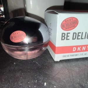 DKNY Parfym - Dkny parfym i doften • Be Delicious Fresh blossom •helt ny, säljes då det inte är min typ av doft. 