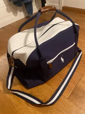 Perfekt till träning eller weekendresa.  Cirka 50x20cm. Mycket fint skick, enda defekten är att dragkedjan till den lilla fickan strular. Kan säkert fixas. Kom gärna med prisförslag eller andra frågor, checka gärna in mina andra annonser!