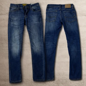 Jeans från Jack & Jones W27/L30 - Ett par feta jeans från Jack and Jones i färgen blå. Mycket bra skick 9.2/10. Storlek W27/L30. Modell Skinny Liam. 😀