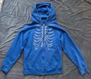 Blå pärlad Hoodie från Independent - Säljer min blåa pärlad Hoodie från Independent. Väldigt skönt material och fungerar både till killar och tjejer 