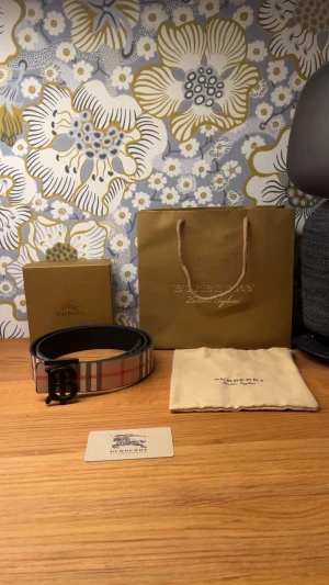 Burberry bälte - Säljer mitt burberry bälte som jag använt i 1 år nu. Riktigt snyggt och passar många outfits. Storlek 105 men har gjort extra hål.  Kom privat vid frågor å funderingar😊