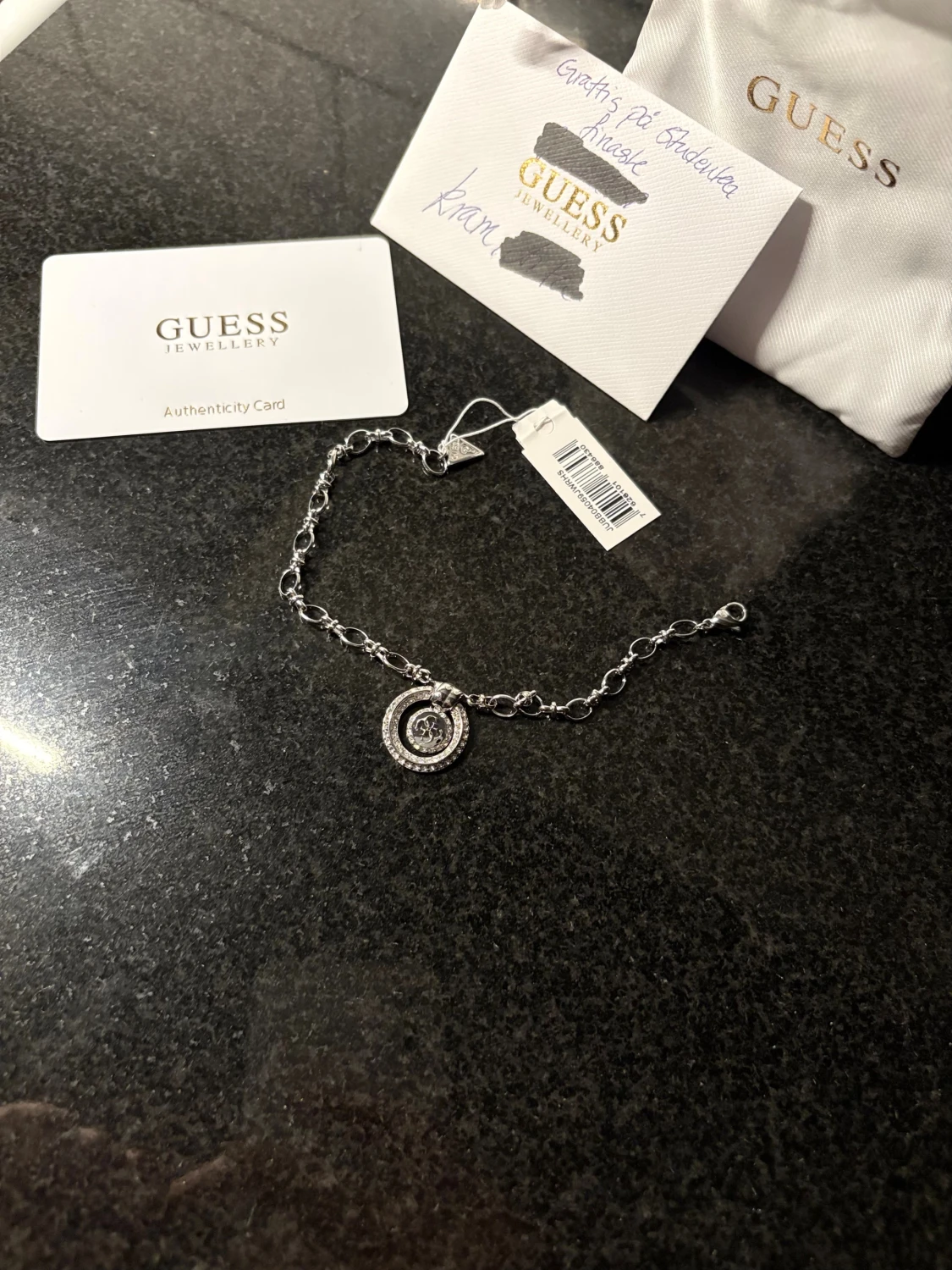 Silverfärgad Guess armband med cirkelberlock - 2