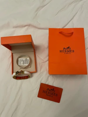 H armband  - Inprincip helt nytt! Du får med allt på bilden! Problemet är att H:et endast släppt, men har kollat med företag och de är inget problem att lösa! Självklart äkta