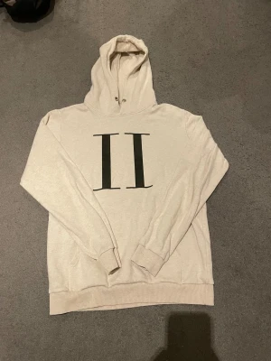 Les deux hoodie - En snygg les deux men ett grön/svart märke på bröstet. Tröjan har varit väl omhändetagen och därför i bra skick. Den är lite mindre i storleken och är vit/beige skulle jag säga, mest vit. Bra pris men går att diskutera. Skriv vid minsta fundering!!🤩🤩