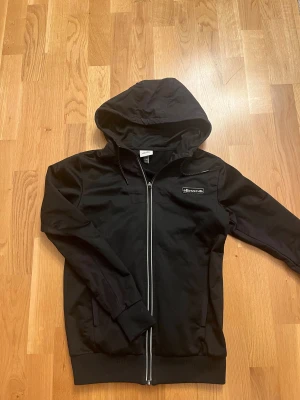 Ellesse kofta - Tja säljer nu denna detta tröja/cardigan från Ellesse. Den är för lite därför säljer jag. Inga defekter. Storlek XS