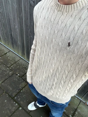 Ralph Lauren Kabelstickad tröja - Beige Kabelstickad tröja från Ralph Lauren | Storlek M | Mycket bra skick! 