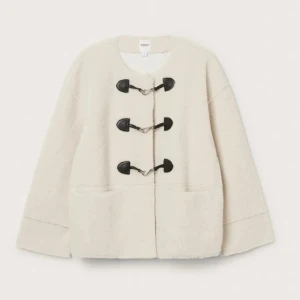 Teddyjacka  - Vit teddy kappa från Dobber, stl M. Nypris 1499kr säljer för 699 plus frakt. Jackan har inga defekter. Köpt här på plick men knappt använt 