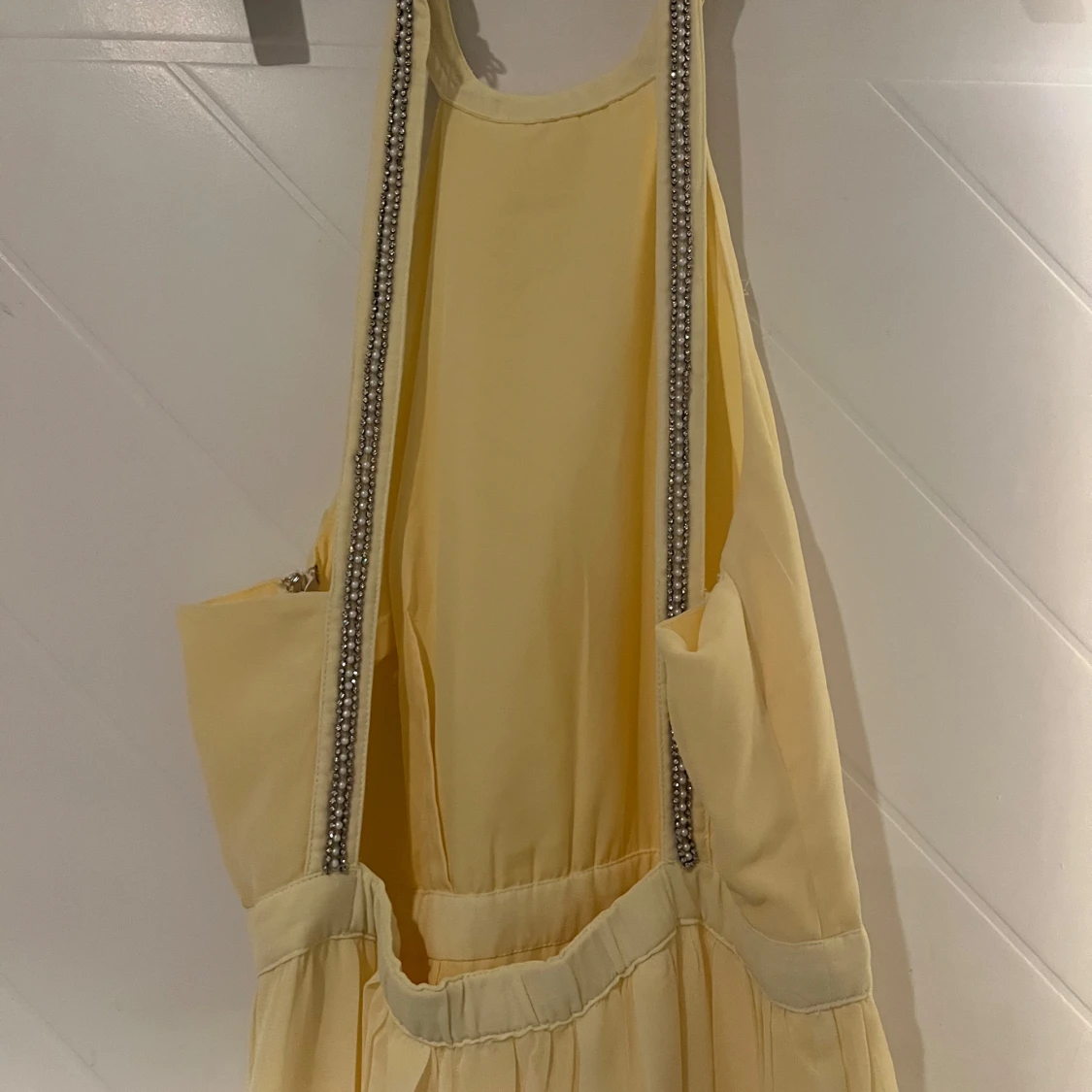 Ljusgul långklänning från Nelly - 2