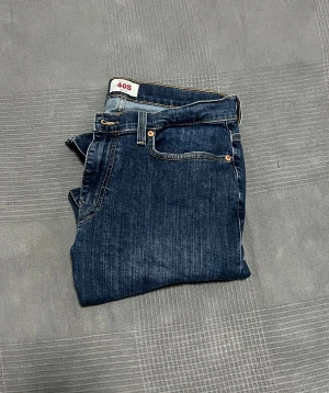 Mörkblå jeans från Pearson Classic - Säljer ett par mörkblå jeans från Pearson Classic med modellnummer 405. Jeansen har klassisk femficksdesign, raka ben och snygga kontrastsömmar. Materialet är slitstark denim och passformen är normal. Perfekt för dig som gillar tidlös stil.