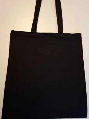 Tygkasse med eget citat  - Tygkasse i färgen svart med valfritt citat eller liten symbol på🎀 är du intresserad? Köp annonsen och skriv citat/symbol och textfärgen du vill ha på "kontakta"💌