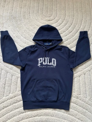 Ralph Lauren hoodie  - Skick: 8/10 | Defekter: Inga | Storlek: XS | Passar längd 165-170 | Modellen är 170, 60kg | Mitt pris: 1199 | Pris kan diskuteras vid snabb affär! | Hör av er vid frågor eller funderingar 🙌