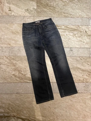 Acne jeans - Sköna Acne jeans! Modell Mic Dry Smudge! Eftersom att det är dry material kommer dessa jeans att utveckla sköna fades du använder dom! Obs sista bilden är bara för att visa passformen inte samma jeans! St 32/34! Hör av dig vid ytterligare frågor! Mvh Henry