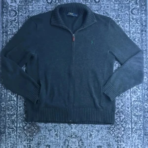 Mörkgrå kofta från Polo Ralph Lauren - Snygg helzip från Ralph Lauren i M. Bra skick, har tyvärr inget kvitto eller äkthetsbevis därav det låga priset. 