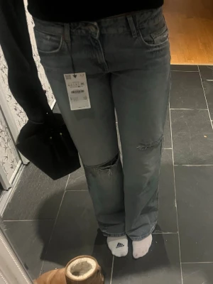 Jeans från Zara - blå/grå🫶🏼 - Så snygga jeans från zara med prislappen kvar, säljer då det ej kommer till användning💗