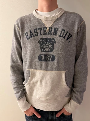 Grå Polo Ralph Lauren tröja - Tjena! Nu säljer vi denna trevliga tjocktröjan från Ralph Lauren. Den är i super skick och i storlek M. Vid fler frågor är det bara att skriva och pris kan diskuteras vid snabba affär!😌Mvh VMresell