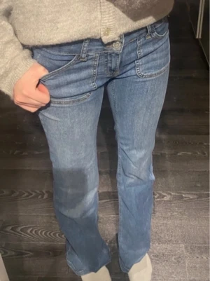 Nelly lowwaist bootcut jeans - Superfina, populära Nelly jeans💙  De är använda ett par gånger och tyvärr slits lite längst ner på byxorna (se bild) och därav priset, men utöver det är de jättefina🩷  Finns nog inte att köpa mer.   Storlek 36 (S)💗Jag är öppen för bud:)  Köpta för 699kr.  Vid mer info osv- hör gärna av dig
