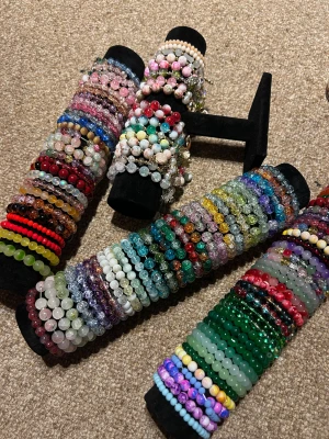 Massa Armband Olika Färger - ‼️skriv innan du köper‼️  30kr/styck, 50kr för chinese lucky charms.  one size storlek på alla armband