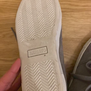 Grå sneakers från Axel Arigato - Snygga grå sneakers från Axel Arigato. Nypris 2550