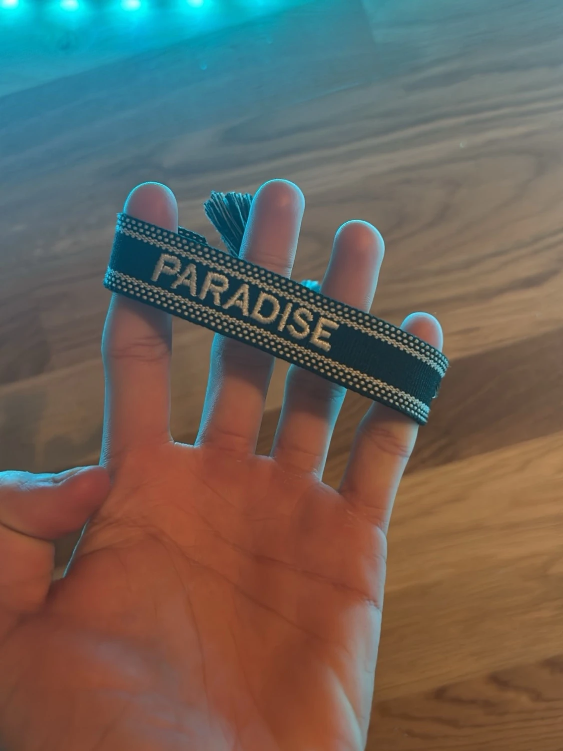 Svart väst med PARADISE-tryck