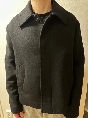 Zara jacka från 2024 - Fick denna som present, användes aldrig tyvärr. Original låg på cirka 1000-1100 kr. 100% ylletyg av ull är materialet, tror jag. Säljes ej numera! Stor i storlek, passar mig som har M. Den har ej prislappen kvar DOCK är den oanvänd!