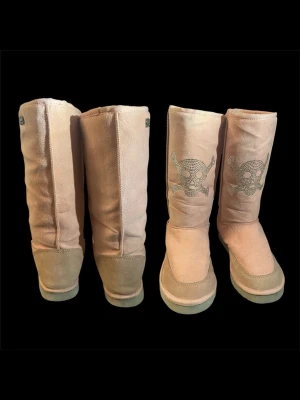 Uggs liknande skor🩷 - Super söta ljusrosa vinterskor med rhinestones i form av döskallar på framsidan❤️ märket är buffalo london❤️ dom har lite vattenfläckar nedtill som man kan se på den 5 bilden, men det är inget som syns tydligt❤️