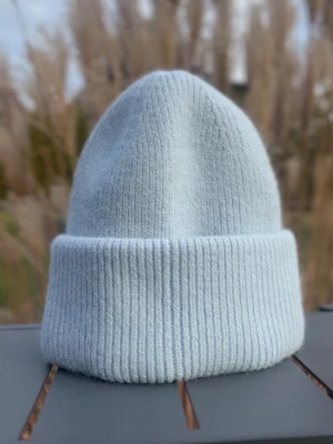 Ljusblå mössa med satin - Vi är ett UF-företag som säljer stickade mössor med innertyg av satin som bevarar fukten i håret/motverkar friss och håller frisyren på plats.💕 Dessa mössor passar både killar/tjejer. Mössorna finns i flera färger i vår profil. Kontakta oss vid frågor✨