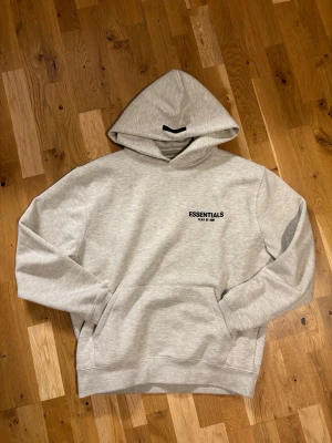 Essentials hoodie  - Använd 3 gonger typ 