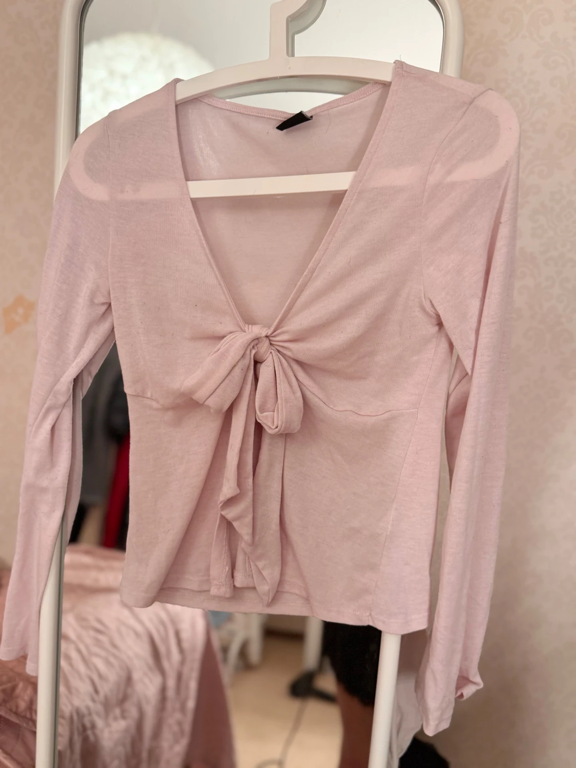 Ljusrosa topp med rosett - 1