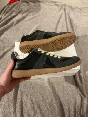 Maison Margiela Gats - Svarta Gats storlek 43, men passar mer som 42. Hör av er vid frågor!