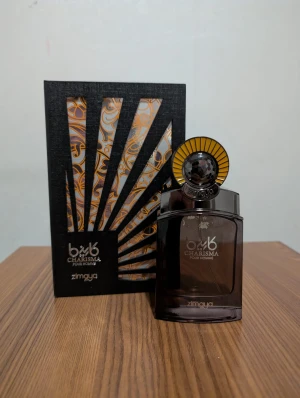 Charisma Pour Homme parfym - Stilren parfym för honom från Zimaya. Flaskan har en unik design och kommer i en snygg förpackning. Perfekt för dig som vill sticka ut med din doftsamling.