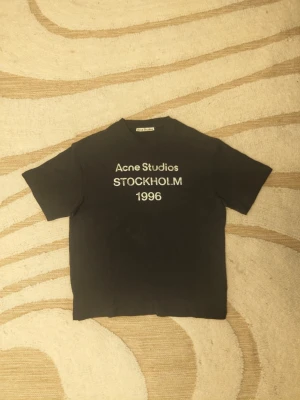 Acne Studios t-shirt - Hej, jag säljer denna knappt använda acne studios tshirt i size xs men passar size s. Jag säljer den pga av att den är för stor. Meddela mig om du har.nån fråga.