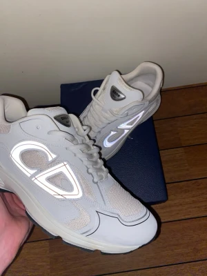 Dior b30 - Tja, säljer dessa feta dior b30 i storlek 47 men passar 46😁 Väldigt bra skick inga skador, använda ett fåtal gånger. Box medföljer självklart vid köp✅Hör av dig om du är intresserad.