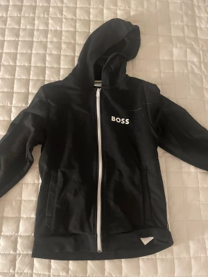 Hugo boss hoodie  - Hugo boss hoodie med dragkedja. Storlek xs Barn 