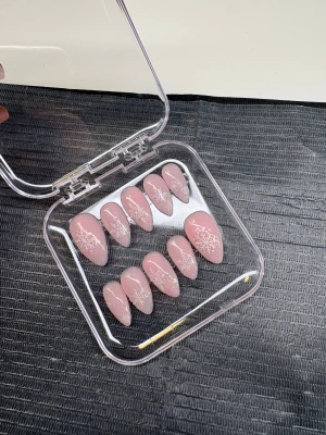 Press on naglar  -  Handgjorda press on naglar  Finns i olika storlekar, längd och form   Du kan även önska annan design   Om du är osäker på att dem kommer passa dig med storleken så gör jag dom vid beställning så då utgår jag ifrån kundens naglar 