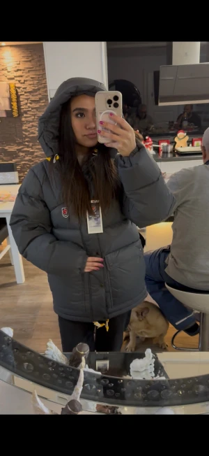 Ny mörkgrå jacka från Fjällräven - Säljer min heeelt nya fjällräven jacka i färgen basalt. Köpte den för nypris 7500 men säljer den då jag hitta en annan färg som passar mig bättre. Storleken är en Men S och passar jättebra, då jag generellt sätt är S i storlekarna jag har. Prislappen är även kvar men har bara klippt bort den! De andra lapparna i jackan är såklart också kvar då den är helt ny, köptes för ungefär två veckor sen