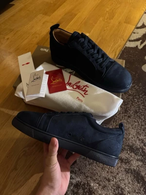 Marinblåa Loubs - Säljer ett par sprillans nya loubs i helt ny skick. Den är i storleken 43 ——> innesulan 27.5cm och bredden 9cm. Kvittot kortet samtliga lådan följs med i köpet. Vid fler funderingar kontakta gärna! Öppen för snabb affär 👀